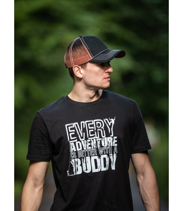 T-Shirt "EVERY ADVENTURE IS BETTER WITH A BUDDY" schwarz