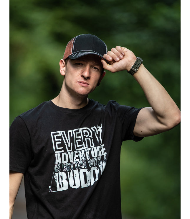 T-Shirt "EVERY ADVENTURE IS BETTER WITH A BUDDY" schwarz
